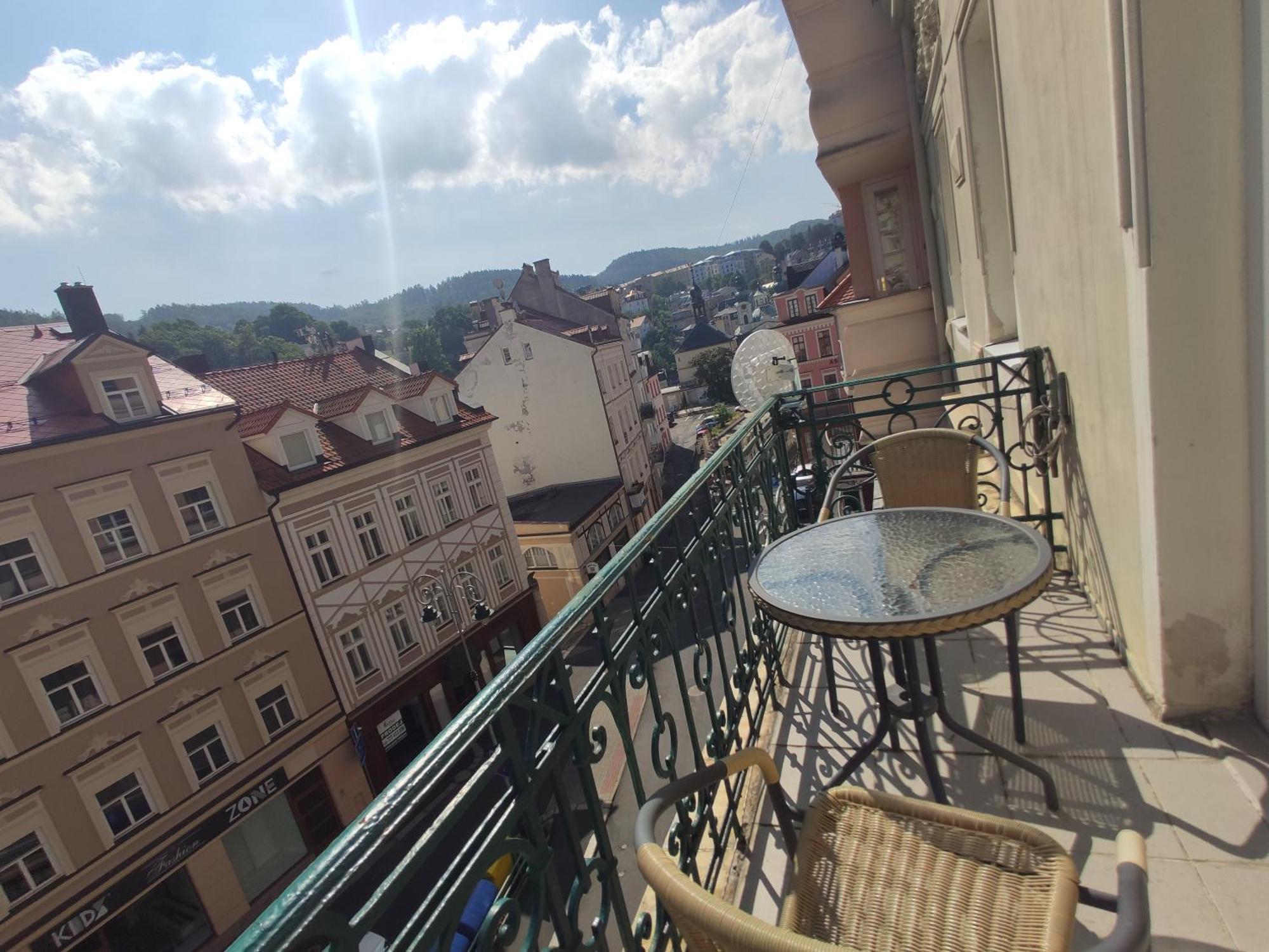 Apartman 63M2 S Balkonem V Lazenskem Centru Karlovy Vary Eksteriør bilde